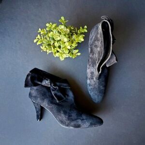 💍Miss Meghan Black Suede Booties